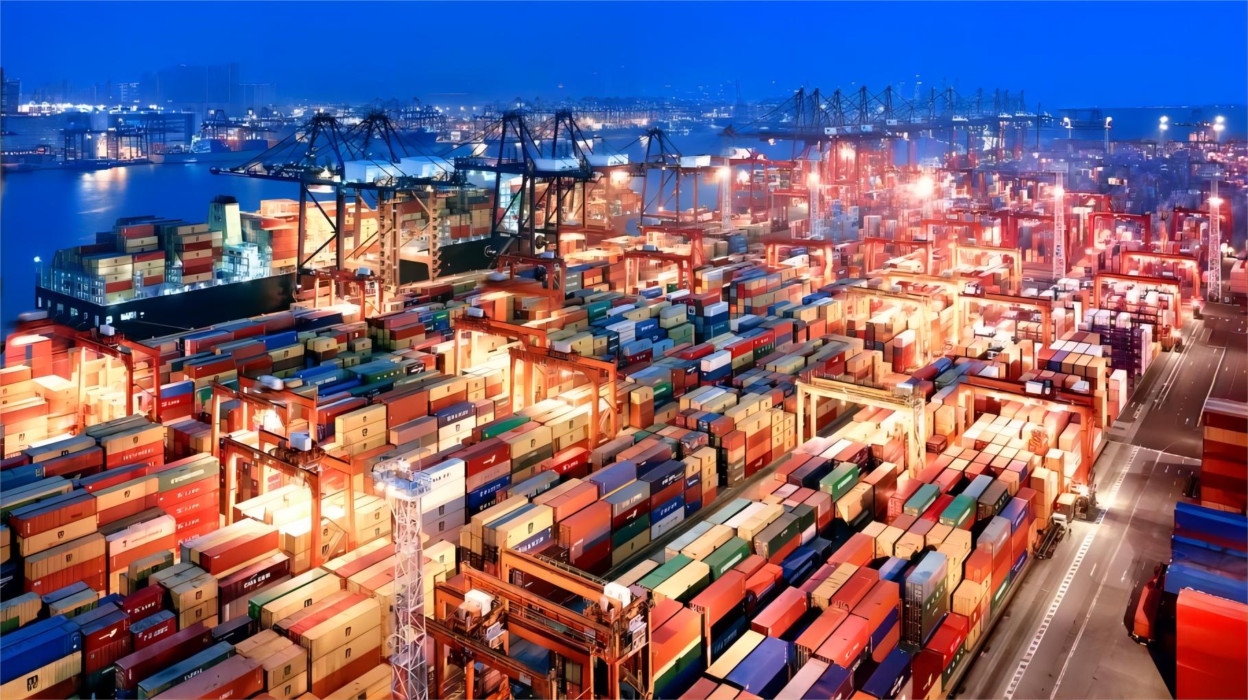 Loading containers onto a cargo ship